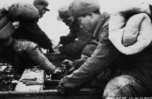 英博客场踢铁人是来了多少远征军？