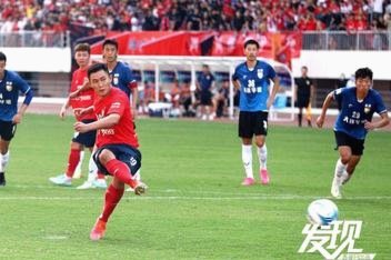 中冠大连30分钟就被灌5球，一位球迷冒雨为球队助威
