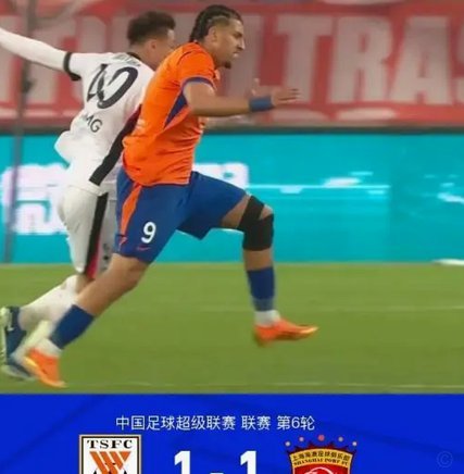邵佳一场边叫过来杨希强调战术，随后角球朱辰杰头球顶偏