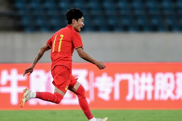 队史首球！费祖拉耶夫头球破门 乌兹扳平比分1-1哥伦比亚
