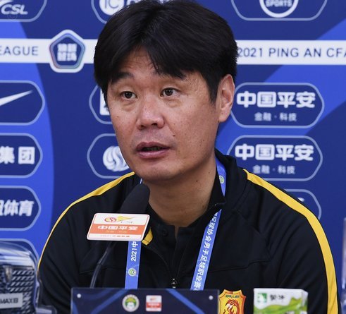 李霄鹏 vs 洪明甫：谁能引领中国足球未来？
