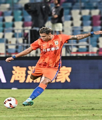 泽卡双响两助克莱伯救主 泰山险胜玉昆4-3