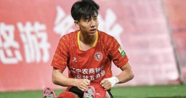 张家鸣代表伯恩利U21在友谊赛中首发并破门